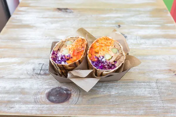 Yeni hazırlanmış yemek / yemek bir restoranda servis edilecek.