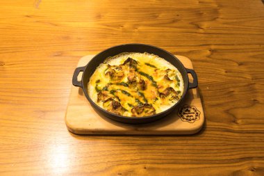 Yeni hazırlanmış yemek / yemek bir restoranda servis edilecek.