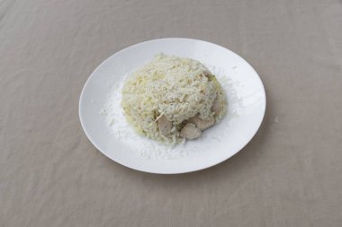 Yeni hazırlanmış yemek / yemek bir restoranda servis edilecek.