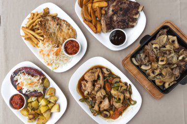 Yeni hazırlanmış yemek / yemek bir restoranda servis edilecek.