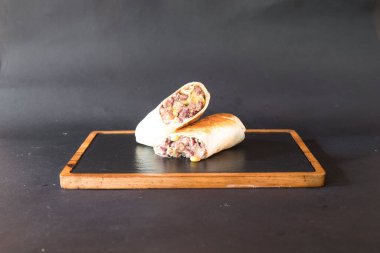 Yeni hazırlanmış yemek / yemek bir restoranda servis edilecek.