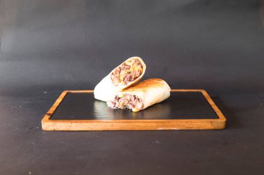 Yeni hazırlanmış yemek / yemek bir restoranda servis edilecek.