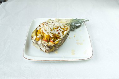 Yeni hazırlanmış yemek / yemek bir restoranda servis edilecek.