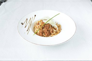 Yeni hazırlanmış yemek / yemek bir restoranda servis edilecek.