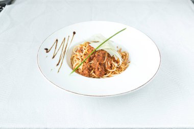 Yeni hazırlanmış yemek / yemek bir restoranda servis edilecek.