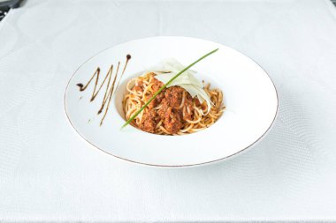 Yeni hazırlanmış yemek / yemek bir restoranda servis edilecek.