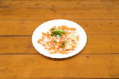 Yeni hazırlanmış yemek / yemek bir restoranda servis edilecek.