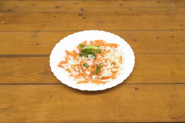 Yeni hazırlanmış yemek / yemek bir restoranda servis edilecek.