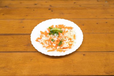 Yeni hazırlanmış yemek / yemek bir restoranda servis edilecek.