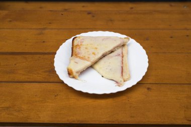 Yeni hazırlanmış yemek / yemek bir restoranda servis edilecek.