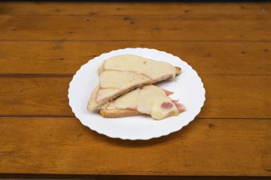 Yeni hazırlanmış yemek / yemek bir restoranda servis edilecek.