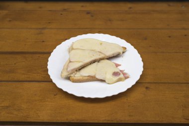 Yeni hazırlanmış yemek / yemek bir restoranda servis edilecek.