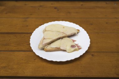 Yeni hazırlanmış yemek / yemek bir restoranda servis edilecek.