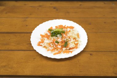 Yeni hazırlanmış yemek / yemek bir restoranda servis edilecek.