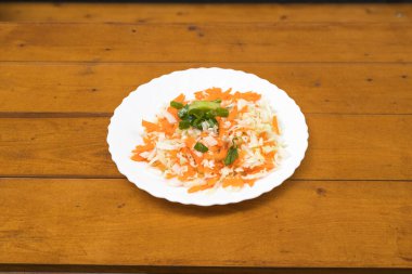 Yeni hazırlanmış yemek / yemek bir restoranda servis edilecek.