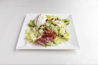 Yeni hazırlanmış yemek / yemek bir restoranda servis edilecek.