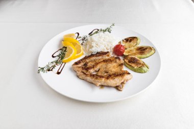 Yeni hazırlanmış yemek / yemek bir restoranda servis edilecek.