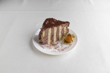 Yeni hazırlanmış yemek / yemek bir restoranda servis edilecek.