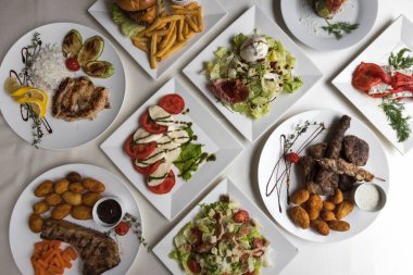 Yeni hazırlanmış yemek / yemek bir restoranda servis edilecek.