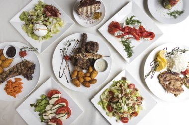 Yeni hazırlanmış yemek / yemek bir restoranda servis edilecek.