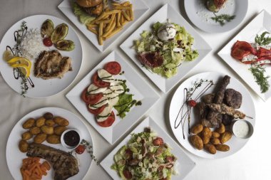 Yeni hazırlanmış yemek / yemek bir restoranda servis edilecek.