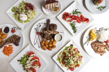 Yeni hazırlanmış yemek / yemek bir restoranda servis edilecek.