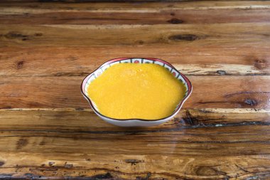 Yeni hazırlanmış yemek / yemek bir restoranda servis edilecek.