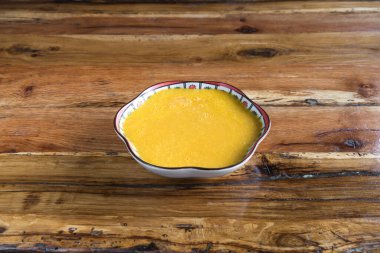 Yeni hazırlanmış yemek / yemek bir restoranda servis edilecek.