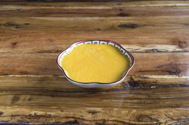 Yeni hazırlanmış yemek / yemek bir restoranda servis edilecek.