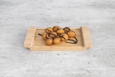 Yeni hazırlanmış yemek / yemek bir restoranda servis edilecek.