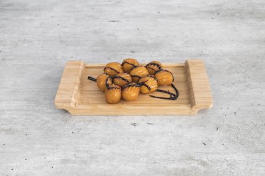 Yeni hazırlanmış yemek / yemek bir restoranda servis edilecek.