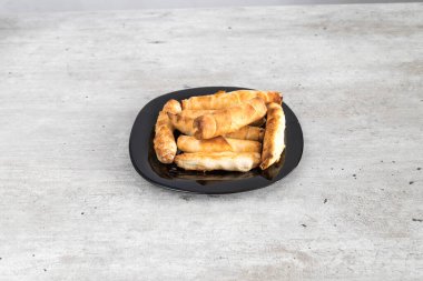 Yeni hazırlanmış yemek / yemek bir restoranda servis edilecek.