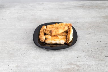 Yeni hazırlanmış yemek / yemek bir restoranda servis edilecek.