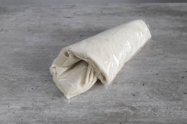 Yeni hazırlanmış yemek / yemek bir restoranda servis edilecek.