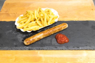 Yeni hazırlanmış yemek / yemek bir restoranda servis edilecek.