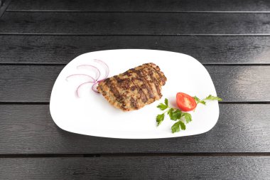 Yeni hazırlanmış yemek / yemek bir restoranda servis edilecek.