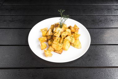 Yeni hazırlanmış yemek / yemek bir restoranda servis edilecek.