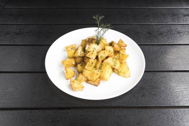 Yeni hazırlanmış yemek / yemek bir restoranda servis edilecek.