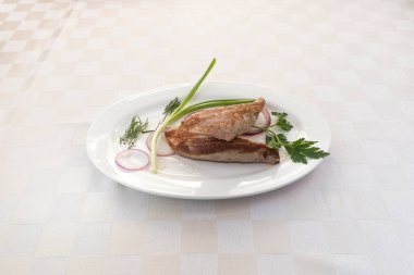 Yeni hazırlanmış yemek / yemek bir restoranda servis edilecek.