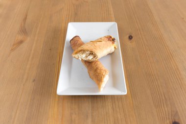 Yeni hazırlanmış yemek / yemek bir restoranda servis edilecek.