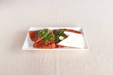 Yeni hazırlanmış yemek / yemek bir restoranda servis edilecek.