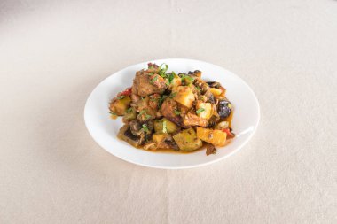 Yeni hazırlanmış yemek / yemek bir restoranda servis edilecek.