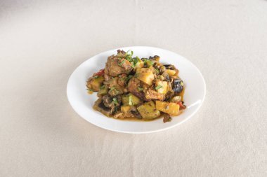 Yeni hazırlanmış yemek / yemek bir restoranda servis edilecek.