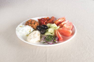 Yeni hazırlanmış yemek / yemek bir restoranda servis edilecek.