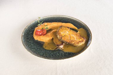 Yeni hazırlanmış yemek / yemek bir restoranda servis edilecek.