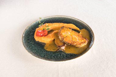 Yeni hazırlanmış yemek / yemek bir restoranda servis edilecek.