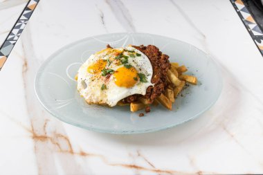 Yeni hazırlanmış yemek / yemek bir restoranda servis edilecek.