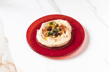 Yeni hazırlanmış yemek / yemek bir restoranda servis edilecek.