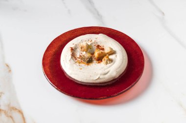 Yeni hazırlanmış yemek / yemek bir restoranda servis edilecek.