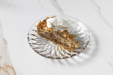 Yeni hazırlanmış yemek / yemek bir restoranda servis edilecek.